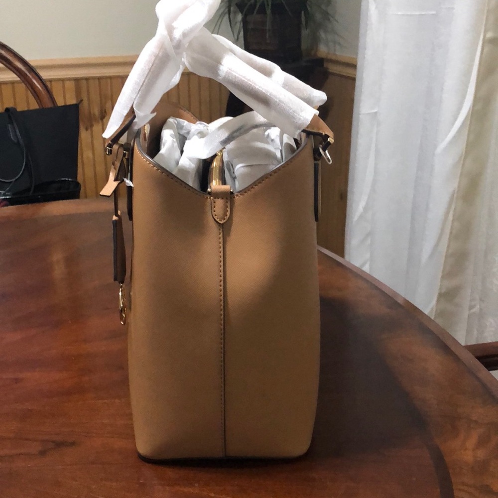 Brand new Tory Burch - Picture 2 of 5